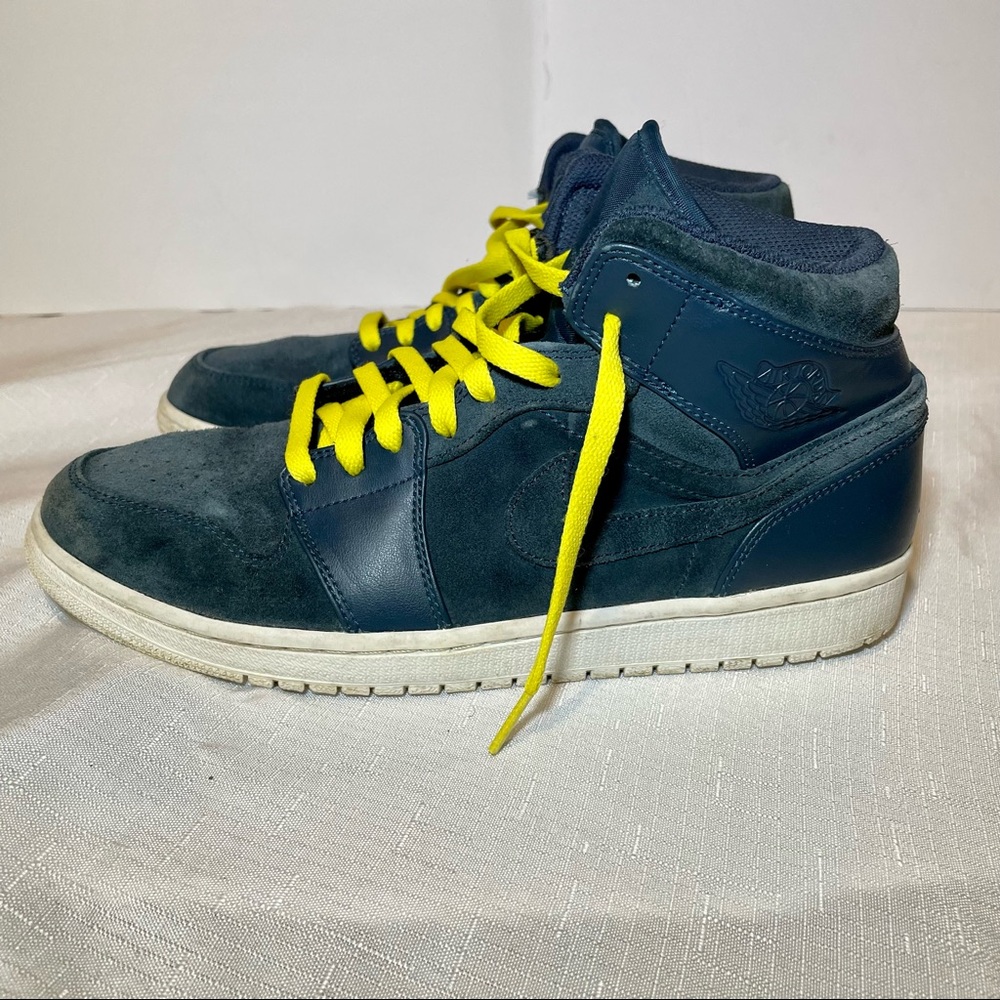 Men’s size 11 Jordan 1 mid in armory navy.  Good condition!